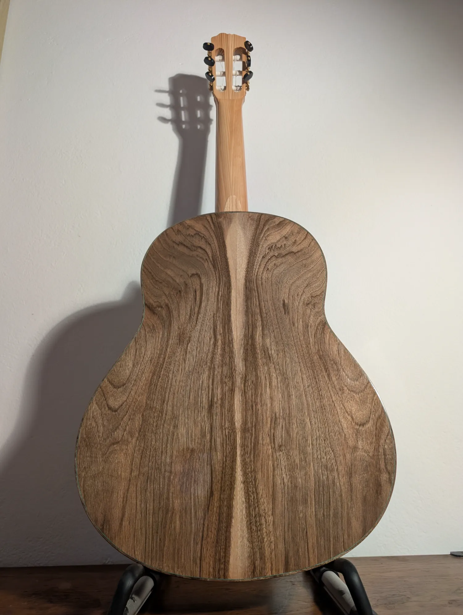 Pandora classical guitar Italian walnut back detail