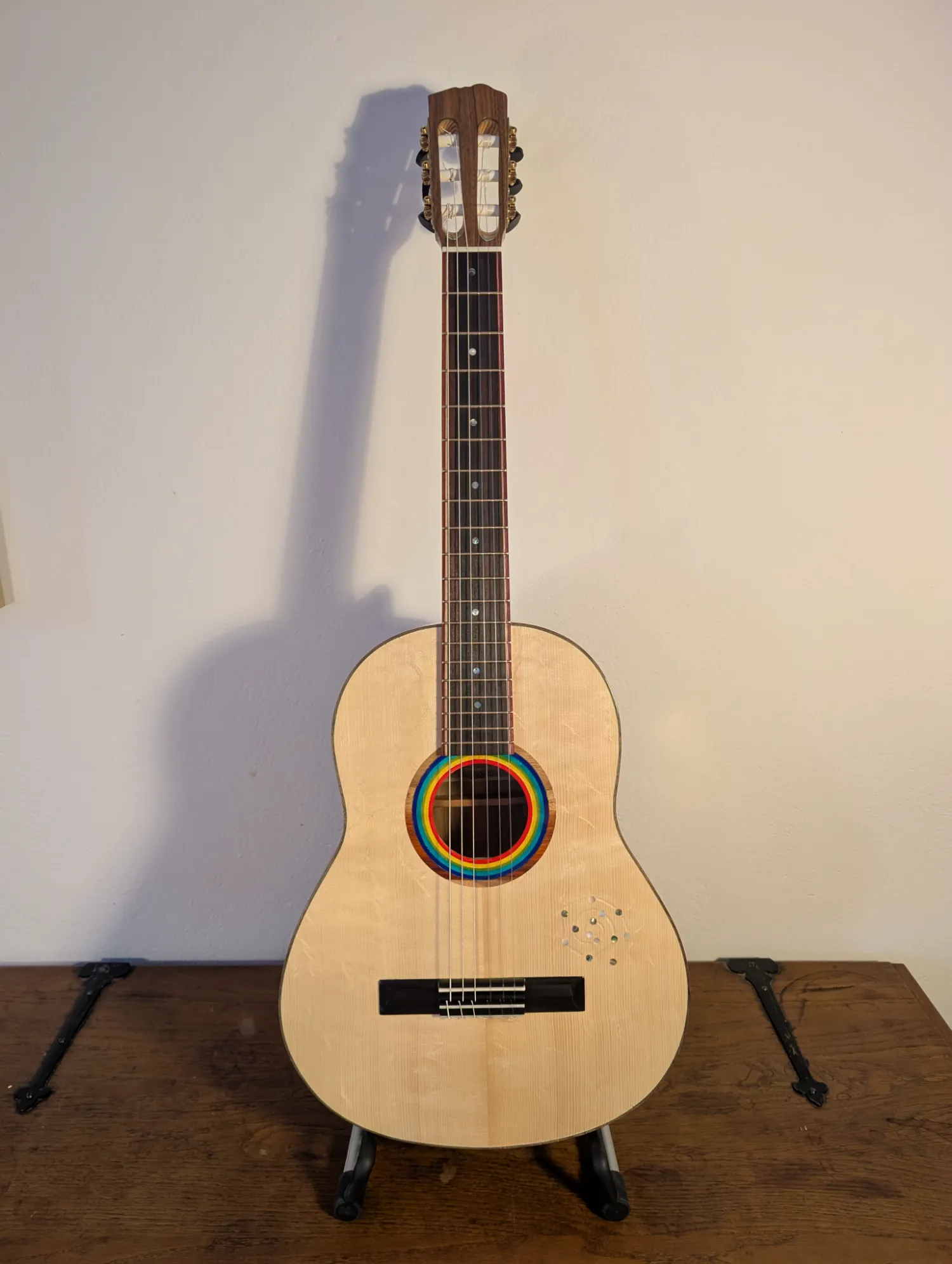 Pandora classical guitar Bearclaw spruce top detail