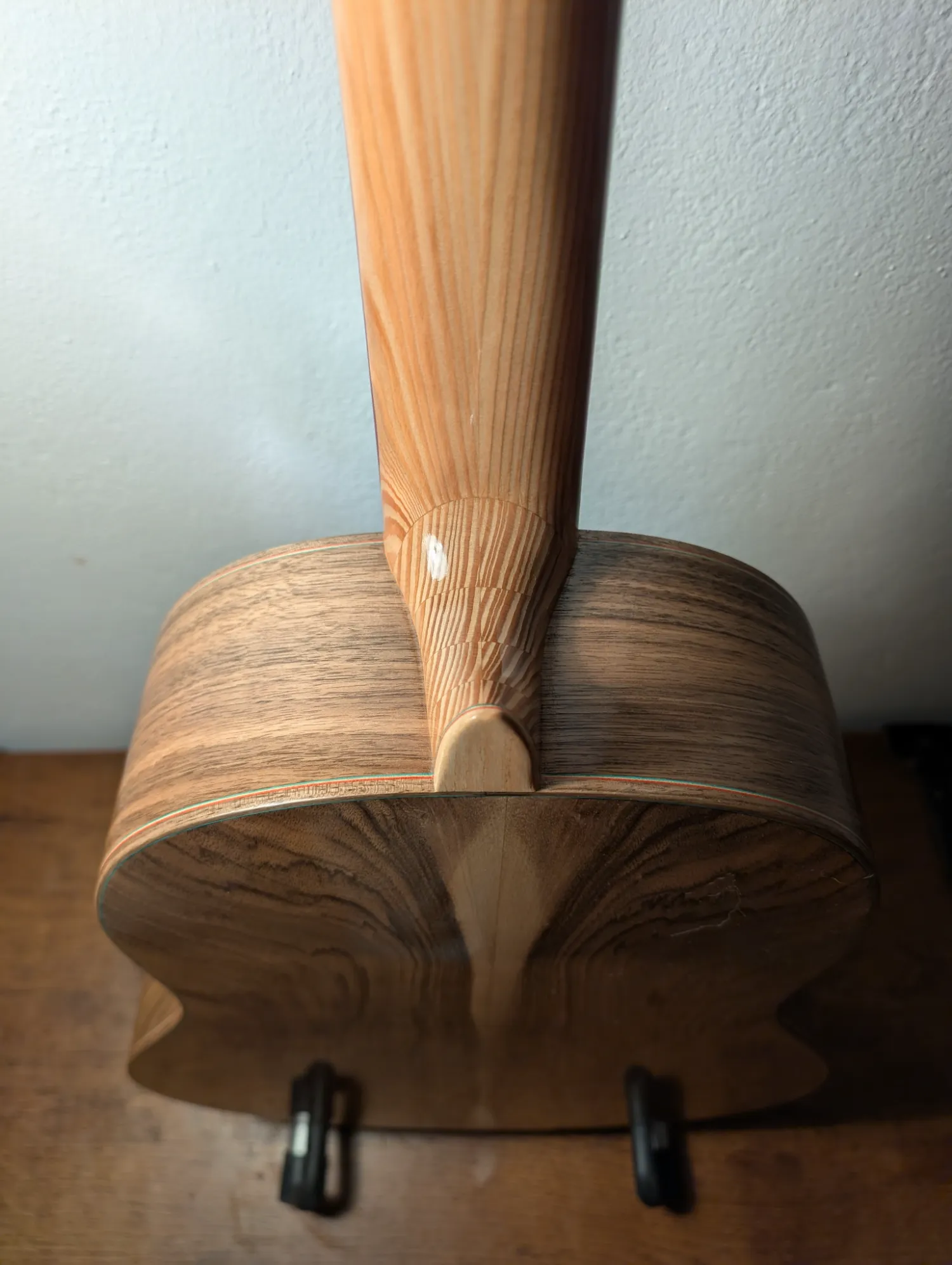 Pandora classical guitar Italian Larch neck detail